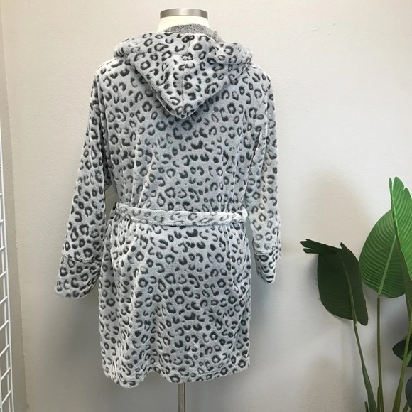 Pink by Victoria's Secret Leopard Print Hooded Robe - Size M/L - Picture 2 of 3